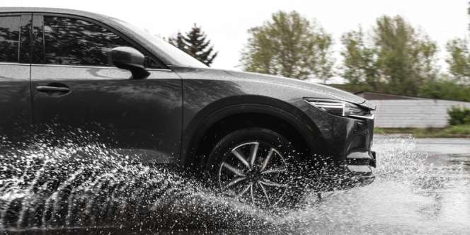 Selain Aquaplaning, Waspadai Masalah Ban Ini Saat Cuaca Ekstrem!