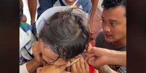 Viral Leher Bocah Tersangkut Besi, Aksi Penyelamatan Bikin Heboh Sekampung