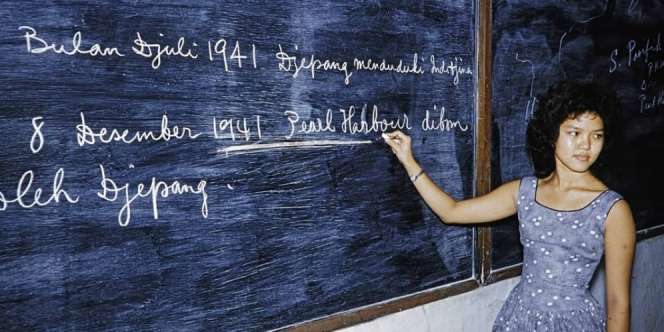 Viral Potret Lawas Bu Guru Mengajar, Salfok ke Tulisan dan Penampilannya