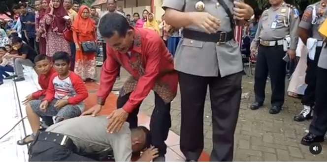 Jadi Polisi, Anak Pemecah Batu Cium Kaki Ayah di Depan Komandan