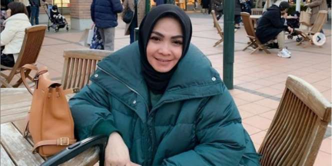 Potret Gaya Rieta Amalia Hadiri Kondangan Nikah, Anggun dan Memesona