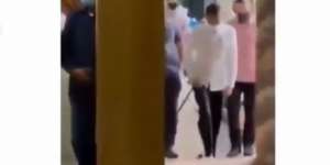 Momen Jokowi Lepas Sepatu Saat Melayat Jadi Sorotan