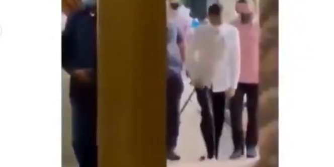 Momen Jokowi Lepas Sepatu Saat Melayat Jadi Sorotan