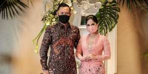 Gaya Kondangan Annisa Pohan di Era New Normal, Tetap Cantik Dengan Masker