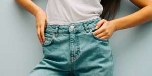 Cara Mudah Kecilkan Jeans yang Kebesaran