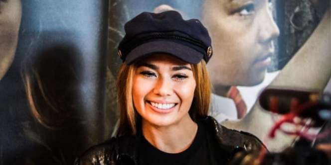 Berbalut Mukena, Unggahan Catherine Wilson Usai Dipenjara Tuai Pujian