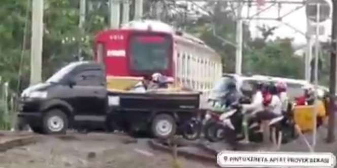 Kereta Terlihat Mengalah, Ini Fakta Video Viral Warga Bekasi Terobos Rel KA