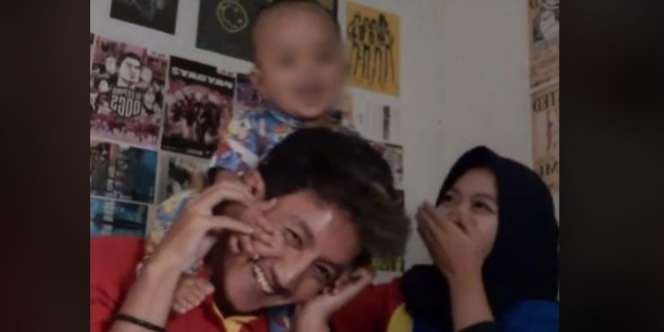 Bapak-Ibu Karyawan Minimarket, Nama Anaknya Unik Banget! 