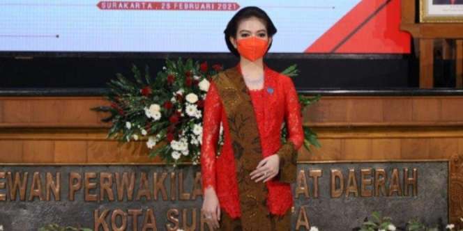 Style Putri Solo Selvi Ananda Berkebaya Merah Dampingi Pelantikan Gibran