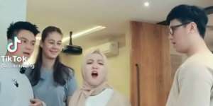 Baim Wong dan Tiara Andini Unggah Parodi Gelay Nissa Sabyan di TikTok