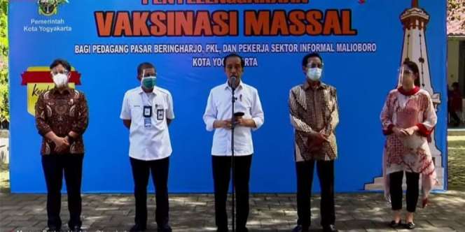 Tinjau Vaksinasi Pedagang Yogyakarta, Jokowi: Semoga Pariwisata Bergeliat