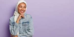 6 Cara Kreasikan Jaket Denim untuk Hijabers