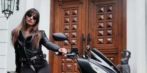 Nia Ramadhani Bergaya Bak Geng Motor, Warganet Salfok Lihat Nopolnya!