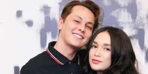 Artis-Artis Ini Punya Istri Lebih Tua