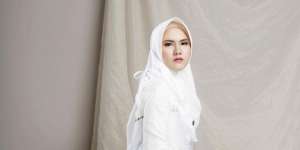 Potret Terbaru Evelyn Nada Anjani Kenakan Hijab, Aura Cantik Kian Terpancar