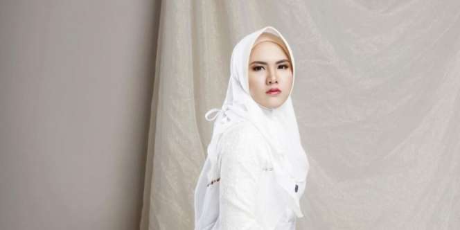 Potret Terbaru Evelyn Nada Anjani Kenakan Hijab, Aura Cantik Kian Terpancar