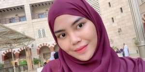 Jarang Muncul di TV, Potret Terbaru Meldi Pakai Hijab