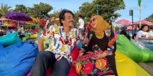 Pakai APD, Teddy Syah Terlihat Tegar di Pemakaman Rina Gunawan