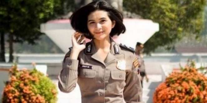 Polwan Cantik Briptu Sefin, Ayahnya Ikut Jadi Sorotan Netizen