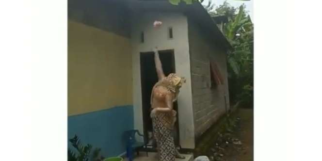 Viral Pengantin Wanita Lempar Celana Dalam ke Genteng Rumah