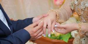 Rebus Batu Sampai Lempar Celana Dalam, Ini 4 Ritual Pernikahan yang Masih Hidup 