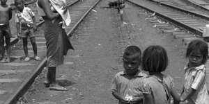 Potret Lawas Bantaran Rel di Jakarta Tahun 1971, Salfok Sama Bayi Digendong