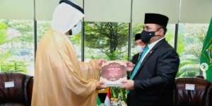 Dikunjungi Pejabat UEA, Menag Gus Yaqut Hadiahkan Kitab Tafsir Karya Sang Kakek
