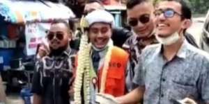 Viral Pria Menikah Pakai Baju Tahanan, Tulisan di Punggung Bikin Salfok