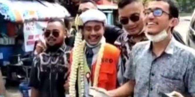 Viral Pria Menikah Pakai Baju Tahanan, Tulisan di Punggung Bikin Salfok