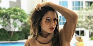 Cinta Laura Pakai Swimsuit, Netizen Salfok Bingung Cara Pakainya