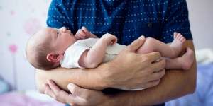 Doa Menggendong Bayi Baru Lahir