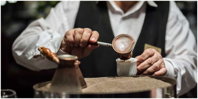 Mari Berkenalan dengan Turkish Coffee, Minuman Nikmat yang Dimasak dengan Pasir