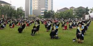 Bapak, Ibu, dan Anak, Kuliah Satu Kampus di Purwokerto, Wisuda Bareng