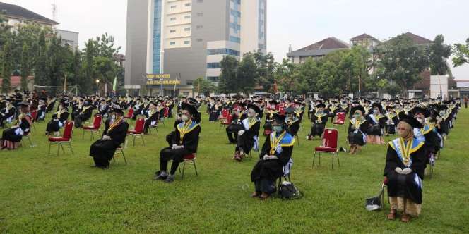 Bapak, Ibu, dan Anak, Kuliah Satu Kampus di Purwokerto, Wisuda Bareng