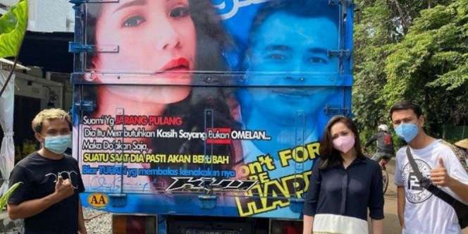 10 Gambar Artis di Bak Truk, Pose Nagita Curi Perhatian