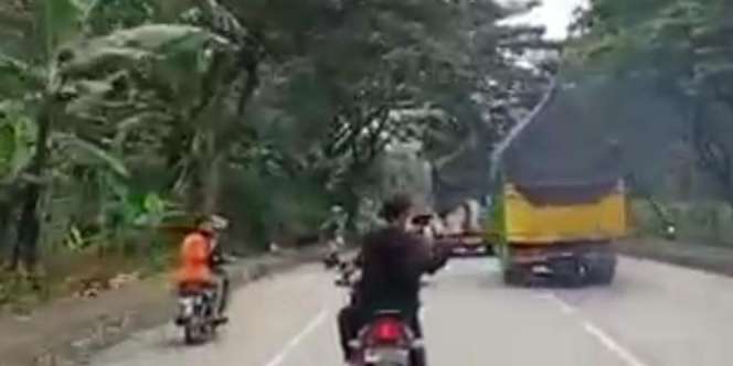 Detik-detik Mengerikan Pemotor Celaka Gegara Bikin Konten Truk Oleng