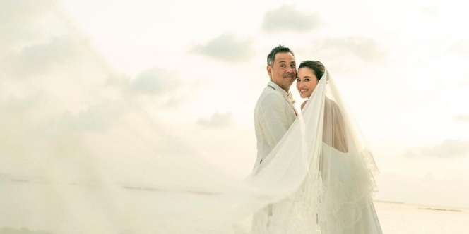 Julie Estelle Resmi Menikah dengan David Tjiptobiantoro di Maldives