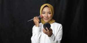 8 Tips Makeup untuk Kulit Berjerawat