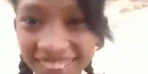 Niat Foto Selfie, Bocah Perempuan Ini Malah Alami Kejadian Ngenes tapi Lucu