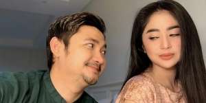 Artis-Artis yang Menikahi Managernya Sendiri