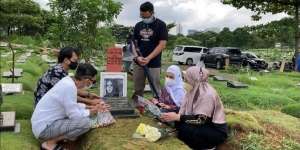 6 Momen Haru Seleb Ziarah ke Makam Rina Gunawan