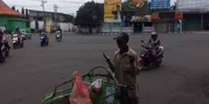 Kisah Pilu Tukang Becak Sepuh, Sepi Penumpang dan Tak Kuat Mengayuh
