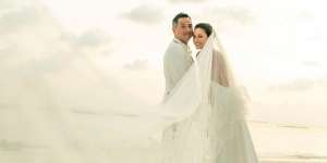 Jarang Mengumbar Mesra, Julie Estelle Menikah dengan Pembalap