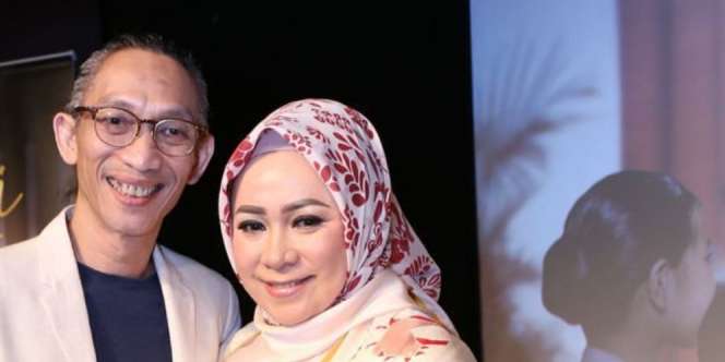 Melly Goeslaw Ziarah Makam Rina Gunawan, Netizen Salfok Lihat Batu Nisan
