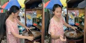 Gadis Cantik Dasteran Ngulek Ketoprak di Pinggir Jalan, Salfok Kerlingan Matanya