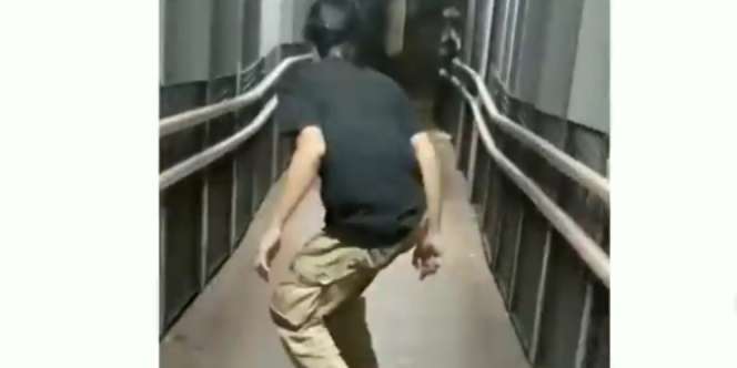 Bikin Geram, Pemuda Bermain Skateboard di JPO Jakarta