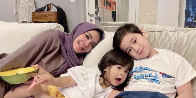 Perhiasan Jadi Mainan Cucu, Ibunda Nagita Slavina: `Jangan Dibuang-buang`