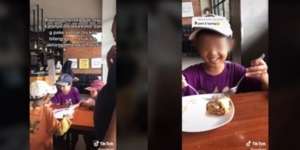 Momen Haru Bocah Pengorek Sampah Diajak Makan, Wajahnya Bahagia 