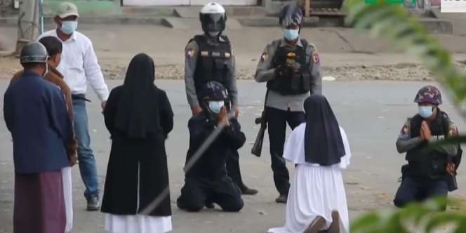 Biarawati Myanmar Berlutut di Depan Polisi Bersenjata demi Lindungi Demonstran