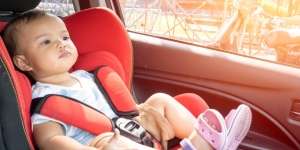 Bunda, Anak Kecil Tak Dianjurkan Duduk di Bangku Depan Mobil